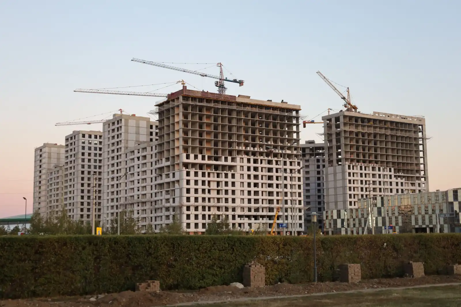 建筑施工现场安全绳选用标准与正确佩戴方法解析