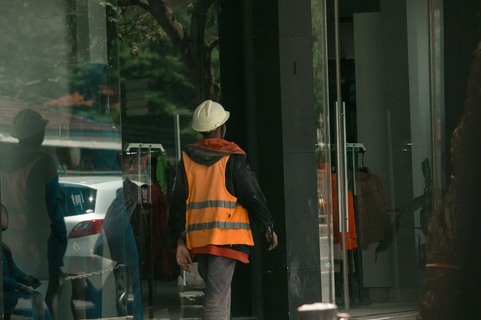 2025年道路施工防护用品新标准解读：反光背心与安全绳的选型要点正文配图 1