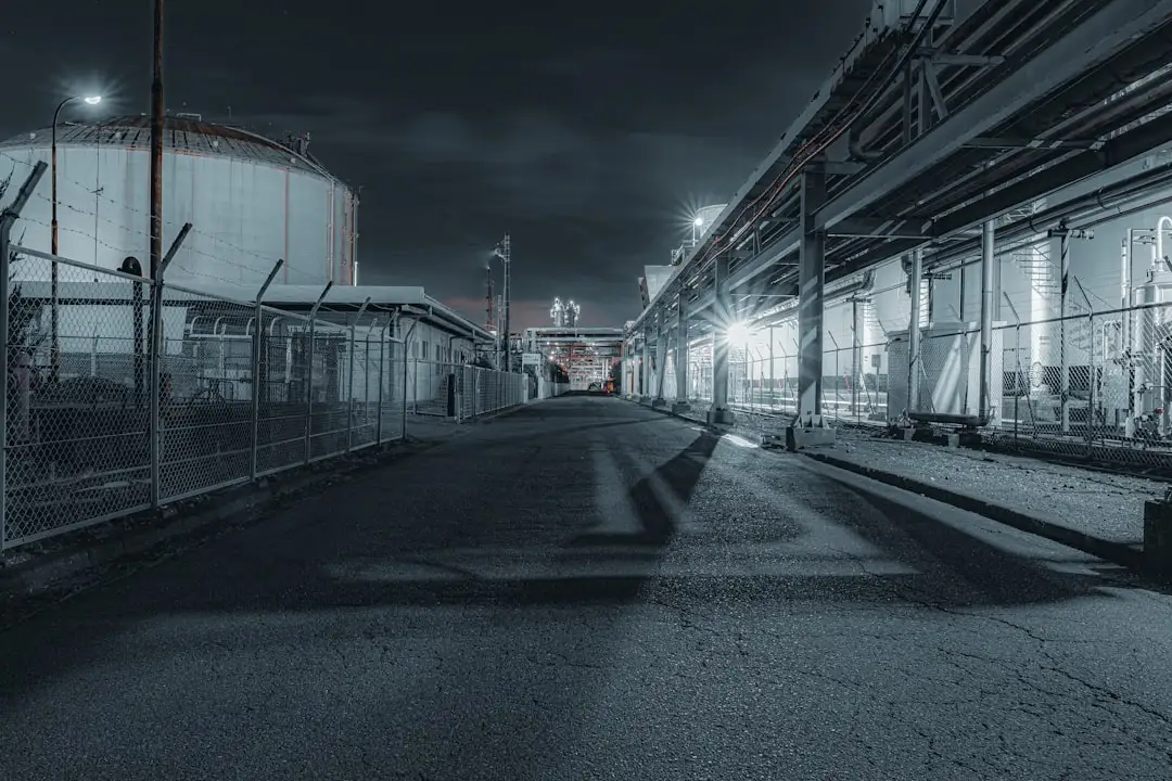 道路施工用高亮反光背心与防护手套的性能对比与选型指南